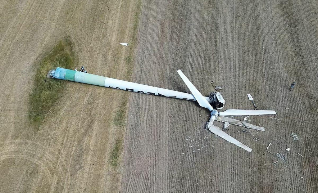 Pri moravskej obci Pot&scaron;t&aacute;t sa zr&uacute;tila jedna zo &scaron;tyroch vetern&yacute;ch elektr&aacute;rn&iacute;, ktor&eacute; tam stoja. FOTO: Mestsk&yacute; &uacute;rad Pot&scaron;t&aacute;t
