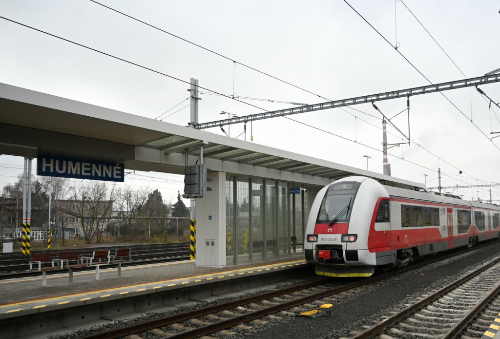 Na sn&iacute;mke železničn&aacute; stanica v Humennom po ukončen&iacute; elektrifik&aacute;cie a komplexnej rekon&scaron;trukcii trate B&aacute;novce nad Ondavou - Humenn&eacute;. FOTO:TASR/R. Hanc