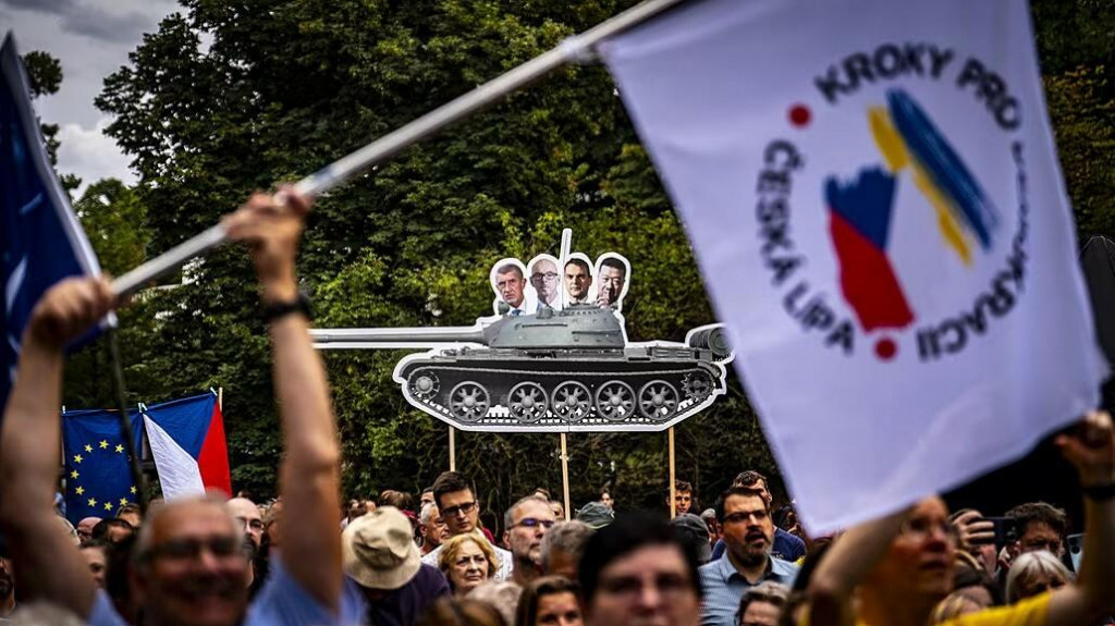 &Uacute;častn&iacute;ci dorazili s česk&yacute;mi a ukrajinsk&yacute;mi vlajkami aj transparentmi. FOTO: Mafra/Anna Kristov&aacute;
