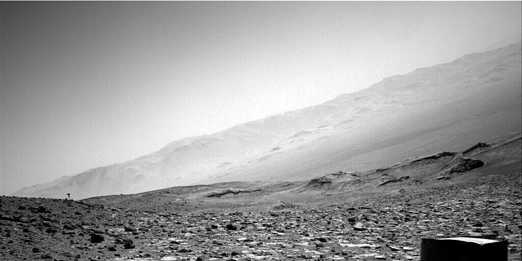 Sn&iacute;mka vytvoren&aacute; roverom Curiosity na povrchu Marsu 20. augusta 2023.