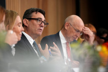 Britsk&yacute; premi&eacute;r Andy Burnham sed&iacute; vedľa ministra financi&iacute; Johna Healeyho. FOTO: Reuters