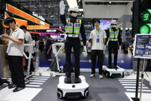 Č&iacute;nsky robotick&yacute; priemysel pripom&iacute;na situ&aacute;ciu v odvetv&iacute; elektromobilov v tejto krajine pred niekoľk&yacute;mi rokmi. FOTO: Reuters