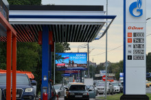V Moskve sa kv&ocirc;li palivovej kr&iacute;ze op&auml;ť tvoria dlh&eacute; kol&oacute;ny pri čerpac&iacute;ch staniciach. FOTO: Reuters
