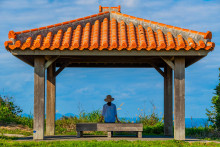 Na Okinave existuj&uacute; moai &ndash; skupiny ľud&iacute;, ktor&iacute; sa navz&aacute;jom sprev&aacute;dzaj&uacute; životom a poskytuj&uacute; si spoločnosť a podporu. FOTO: Shutterstock