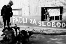 Takzvan&aacute; bratsk&aacute; pomoc mala od prv&yacute;ch hod&iacute;n podobu vojenskej okup&aacute;cie. N&aacute;pis &bdquo;Padli za slobodu&ldquo; pripom&iacute;na ľud&iacute;, ktor&iacute; za ňu zaplatili životom. FOTO: arch&iacute;v TASR
