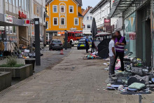 Z&aacute;chrann&eacute; zložky zasahuj&uacute; v nemeckom meste Hofgeismar v piatok 21. augusta 2026. FOTO: TASR/DPA
