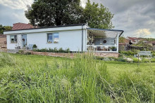 Mal&yacute; murovan&yacute; bungalov s dispoz&iacute;ciou 2 + kk navrhli, postavili aj zariadili majitelia vlastn&yacute;mi silami. FOTO: Arch&iacute;v majiteľov
