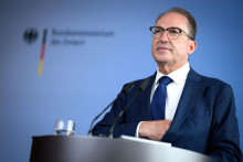 Nemeck&yacute; minister vn&uacute;tra Alexander Dobrindt rečn&iacute; počas tlačovej konferencie k zbraniam, ktor&eacute; nemeck&eacute; bezpečnostn&eacute; zložky minul&yacute; rok na&scaron;li neďaleko Berl&iacute;na. FOTO: TASR/AP