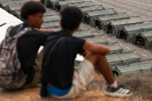 Na z&aacute;klade odhadov koncom j&uacute;la vst&uacute;pilo do malej &scaron;panielskej exkl&aacute;vy Ceuta približne 80-tis&iacute;c neleg&aacute;lnych migrantov. FOTO: REUTERS