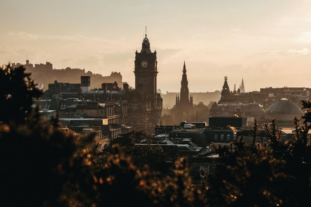 Letisko v Bratislave m&aacute; na jeseň 2026 v letovom poriadku spojenia do Edinburghu niekoľkokr&aacute;t t&yacute;ždenne. FOTO: Unsplash
