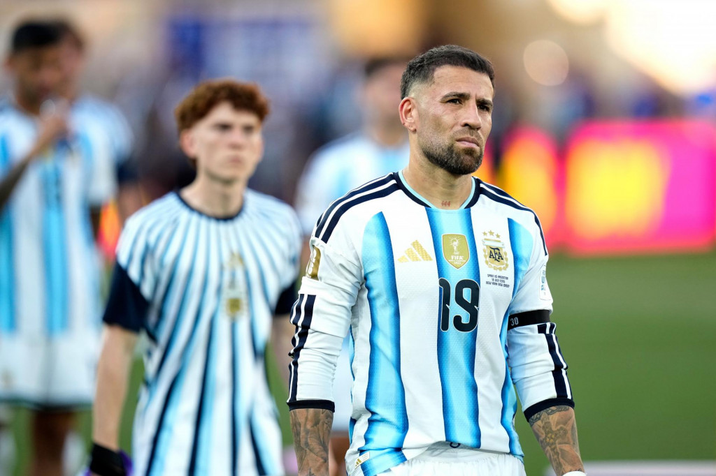 Na arch&iacute;vnej sn&iacute;mke z 19. j&uacute;la 2026 argent&iacute;nska futbalista Nicolas Otamendi reaguje po prehre vo fin&aacute;le &Scaron;panielsko - Argent&iacute;na na majstrovstv&aacute;ch sveta vo futbale v americkom meste East Rutherford. FOTO: TASR/AP