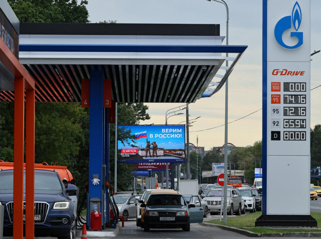 V Moskve sa kv&ocirc;li palivovej kr&iacute;ze op&auml;ť tvoria dlh&eacute; kol&oacute;ny pri čerpac&iacute;ch staniciach. FOTO: Reuters