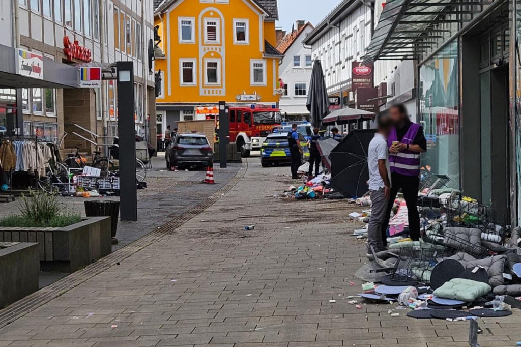 Z&aacute;chrann&eacute; zložky zasahuj&uacute; v nemeckom meste Hofgeismar v piatok 21. augusta 2026. FOTO: TASR/DPA
