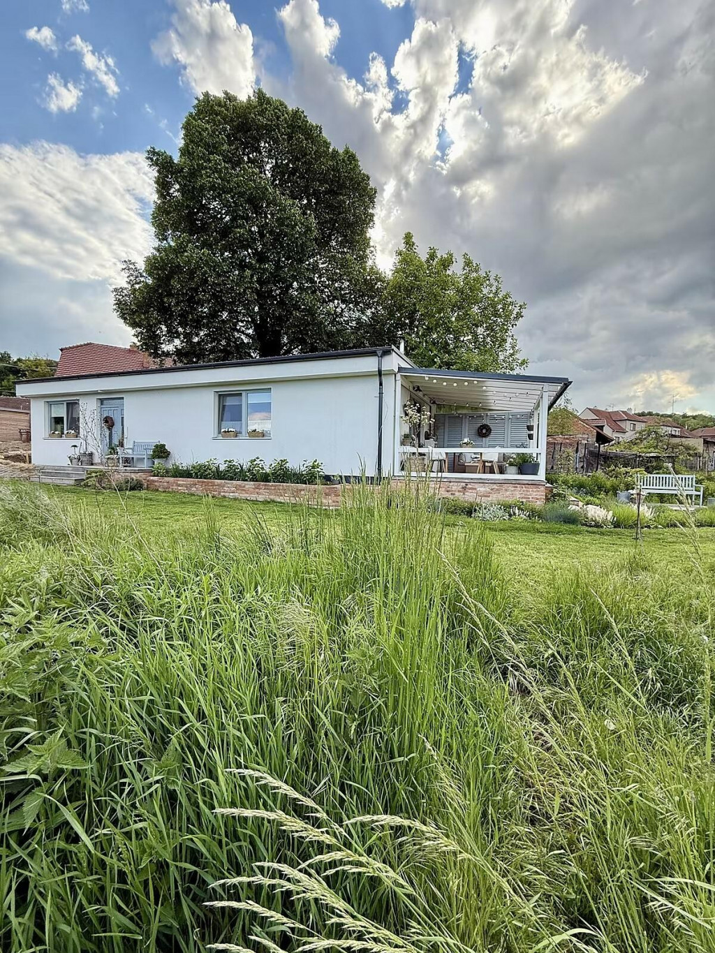 Mal&yacute; murovan&yacute; bungalov s dispoz&iacute;ciou 2 + kk navrhli, postavili aj zariadili majitelia vlastn&yacute;mi silami. FOTO: Arch&iacute;v majiteľov
