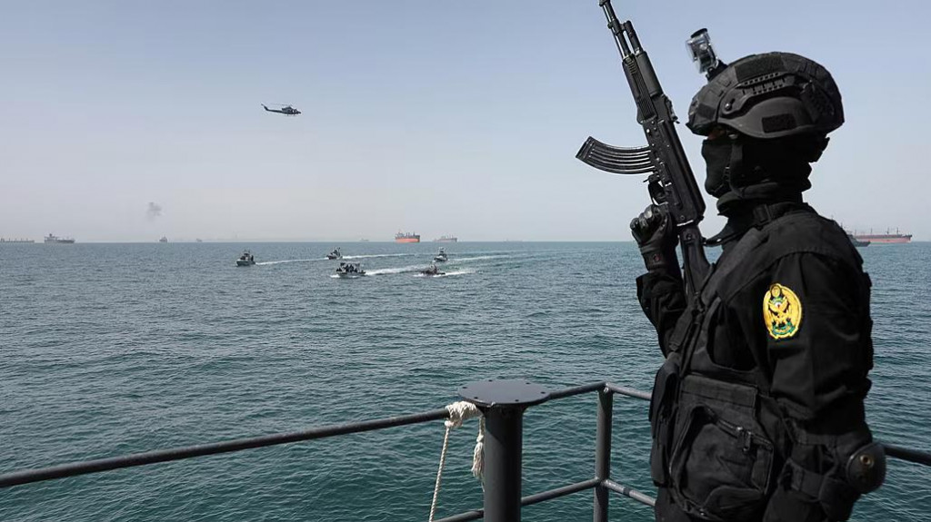 Spoločn&eacute; n&aacute;morn&eacute; cvičenie Ruska a Ir&aacute;nu v Hormuzskom prielive. FOTO: Reuters/Iranian Army