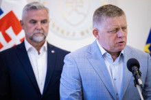 Podpredseda N&aacute;rodnej rady Tibor Ga&scaron;par a predseda vl&aacute;dy Robert Fico. FOTO: TASR/Jakub Kotian