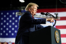 Ekonomika Spojen&yacute;ch &scaron;t&aacute;tov sa za &eacute;ry prezidenta Donalda Trumpa v&yacute;razne premietla do zdraženia cien, ktor&eacute; platia v obchodoch americk&eacute; dom&aacute;cnosti, pričom dlh americkej vl&aacute;dy naďalej rastie.  FOTO: REUTERS
