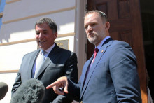 Hlavn&yacute; kanadsk&yacute; vyjedn&aacute;vač Dominic LeBlanc (vľavo) a obchodn&yacute; z&aacute;stupca USA Jamieson Greer. FOTO: TASR/AP