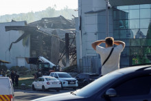 Z&aacute;chran&aacute;ri pracuj&uacute; na mieste n&aacute;kupn&eacute;ho centra v meste Krivyj Rih zničen&eacute;ho rusk&yacute;m &uacute;tokom. FOTO: Reuters
