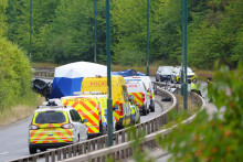 Z&aacute;chran&aacute;ri zasahuj&uacute; po zr&aacute;žke civiln&eacute;ho vozidla s policajn&yacute;m autom na ceste A66 neďaleko mesta Middlesbrough na severov&yacute;chode Anglicka. FOTO: TASR/AP