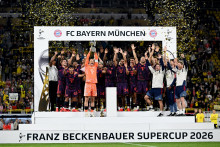 Manuel Neuer z Bayernu Mn&iacute;chov dv&iacute;ha trofej so spoluhr&aacute;čmi po v&iacute;ťazstve vo fin&aacute;le. FOTO: Reuters