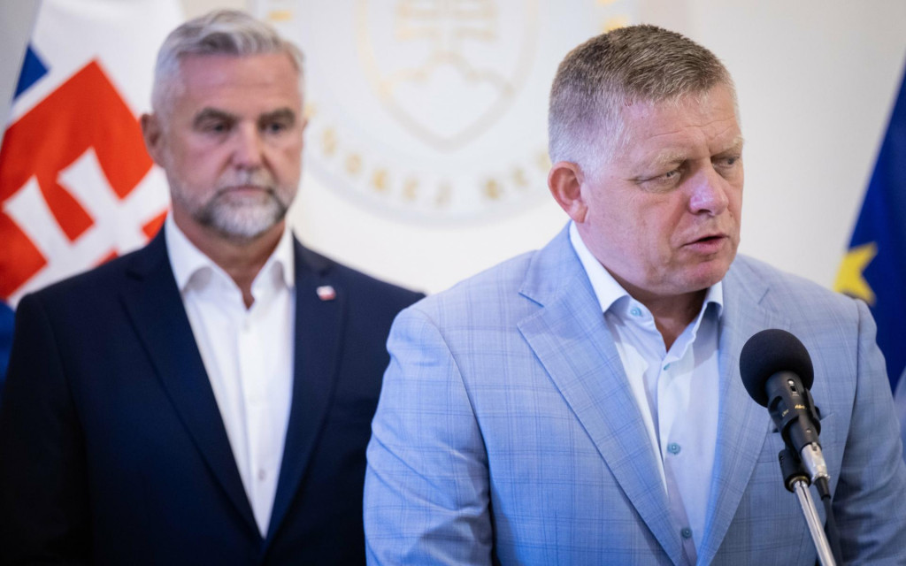 Podpredseda N&aacute;rodnej rady Tibor Ga&scaron;par a predseda vl&aacute;dy Robert Fico. FOTO: TASR/Jakub Kotian