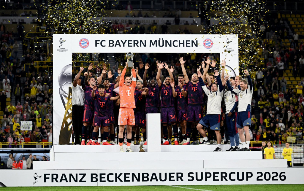 Manuel Neuer z Bayernu Mn&iacute;chov dv&iacute;ha trofej so spoluhr&aacute;čmi po v&iacute;ťazstve vo fin&aacute;le. FOTO: Reuters