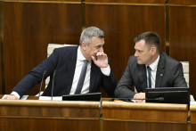 Zľava podpredseda parlamentu Andrej Danko a minister životn&eacute;ho prostredia Tom&aacute;&scaron; Taraba. FOTO: TASR/P. Neubauer