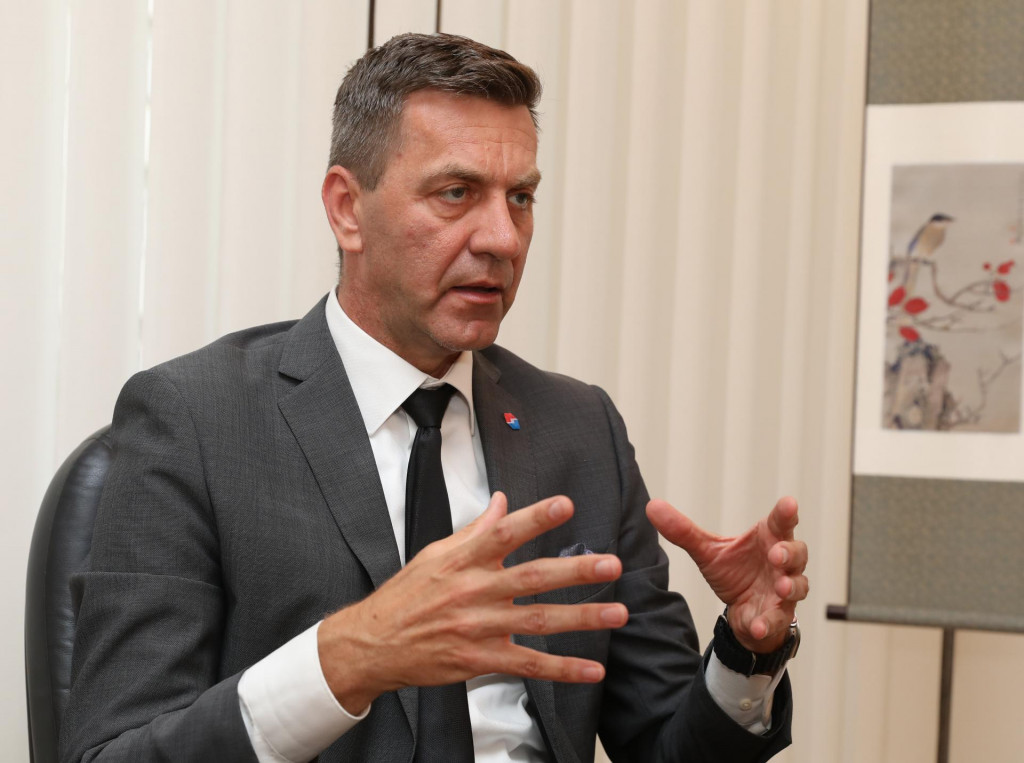 Firmy pri expanzii na zahraničn&eacute; trhy potrebuj&uacute; nielen financovanie, ale aj n&aacute;stroje na riadenie exportn&yacute;ch riz&iacute;k, mysl&iacute; si gener&aacute;lny riaditeľ Eximbanky Rastislav Podhorec. FOTO: HN/Peter Mayer