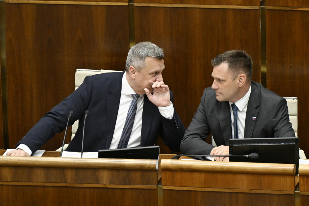 Zľava podpredseda parlamentu Andrej Danko a minister životn&eacute;ho prostredia Tom&aacute;&scaron; Taraba. FOTO: TASR/P. Neubauer