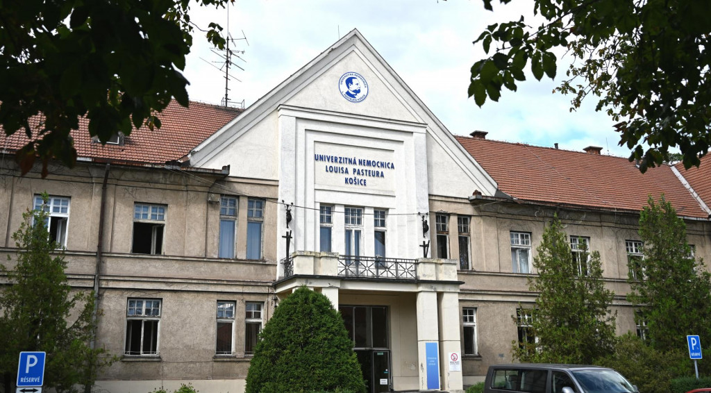 Na sn&iacute;mke budova riaditeľstva Univerzitnej nemocnice Louisa Pasteura v Ko&scaron;iciach v utorok 18. augusta 2026. FOTO TASR/F. Iv&aacute;n
