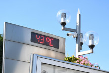 Na sn&iacute;mke teplomer ukazuje teplotu 43 stupňov Celzia na pe&scaron;ej z&oacute;ne v Trnave 5. augusta 2026