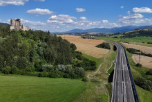 &Uacute;sek nov&eacute;ho &uacute;seku diaľnice D1 Hubov&aacute; - Ivachnov&aacute; pri hrade Likava. FOTO: Michal Feik