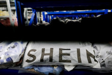 Shein v poslednom obdob&iacute; zaťažuj&uacute; nov&eacute; coln&eacute; pravidl&aacute; v Spojen&yacute;ch &scaron;t&aacute;toch a Eur&oacute;pe, ako aj konflikt na Bl&iacute;zkom v&yacute;chode. FOTO: Reuters