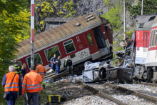 Pr&iacute;slu&scaron;n&iacute;ci z&aacute;chrann&yacute;ch zložiek zasahuj&uacute; po zr&aacute;žke dvoch r&yacute;chlikov, ku ktorej do&scaron;lo v katastri obce Jablonov nad Turňou v okrese Rožňava. FOTO: TASR/Veronika Mihalikov&aacute;