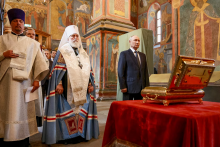 Rusk&yacute; prezident Vladimir Putin si pozrel relikvie rusk&eacute;ho kniežaťa Dmitrija Donsk&eacute;ho pri bohoslužbe v Archanjelskej katedr&aacute;le v Kremli. (20. augusta 2026) FOTO: TASR/AP