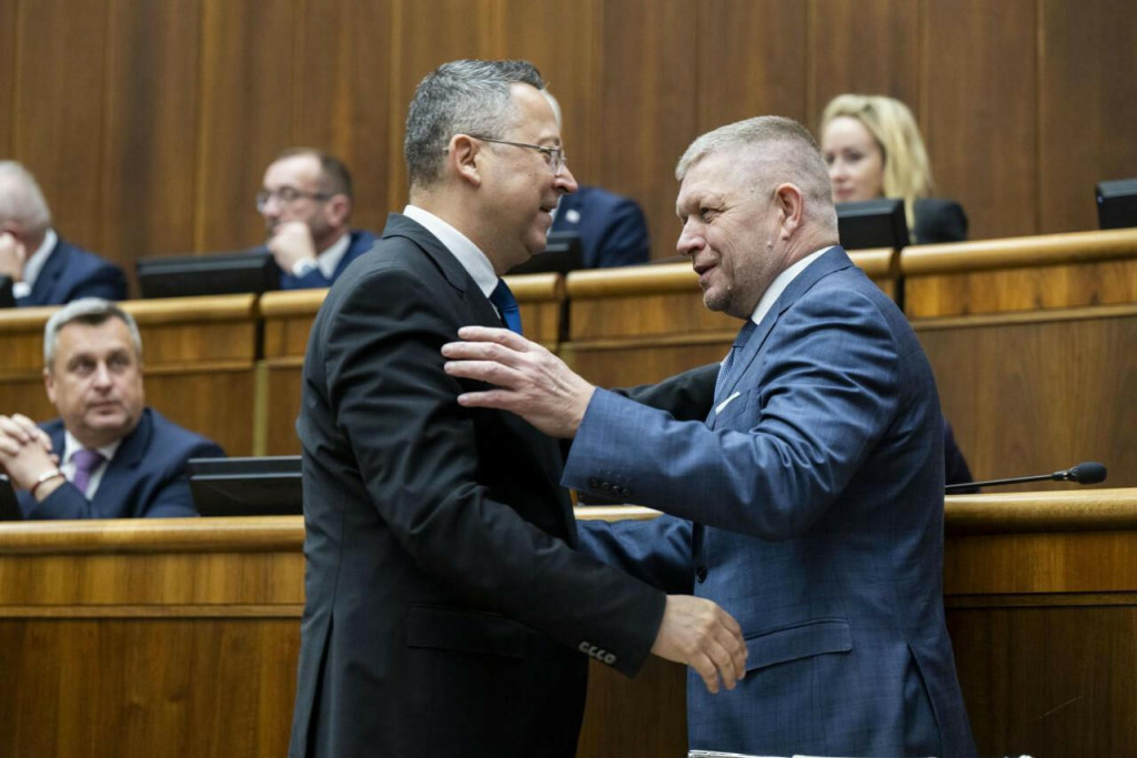 Na sn&iacute;mke minister financi&iacute; Ladislav Kamenick&yacute; a predseda vl&aacute;dy Robert Fico. FOTO: TASR/J. Kotian
