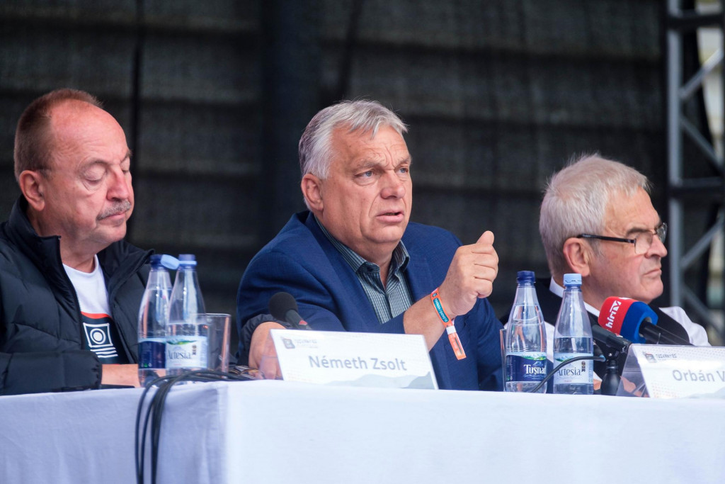 B&yacute;val&yacute; maďarsk&yacute; premi&eacute;r Viktor Orb&aacute;n (uprostred), poslanec maďarsk&eacute;ho parlamentu za opozičn&uacute; stranu Fidesz Zsolt N&eacute;meth (vľavo) a predseda Maďarskej n&aacute;rodnej rady v Transylv&aacute;nii L&aacute;szl&oacute; Tők&eacute;s (vpravo). FOTO: TASR/AP
