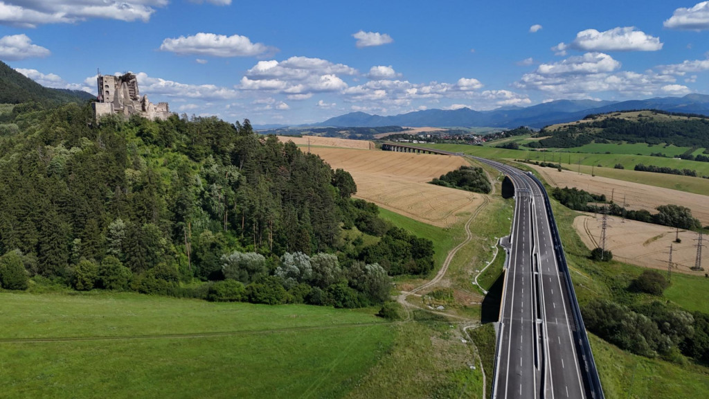&Uacute;sek nov&eacute;ho &uacute;seku diaľnice D1 Hubov&aacute; - Ivachnov&aacute; pri hrade Likava. FOTO: Michal Feik