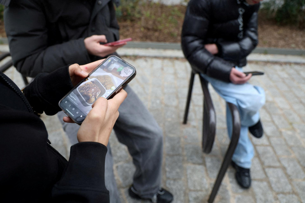 Franc&uacute;zska vl&aacute;da od začiatku nov&eacute;ho &scaron;kolsk&eacute;ho roka zak&aacute;že použ&iacute;vanie mobiln&yacute;ch telef&oacute;nov na stredn&yacute;ch &scaron;kol&aacute;ch. FOTO: Reuters