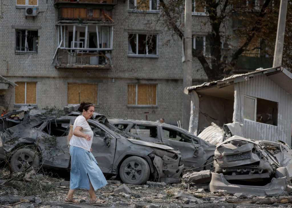 Žena kr&aacute;ča na mieste raketov&eacute;ho &uacute;toku v Kyjeve (21. augusta). FOTO: Reuters