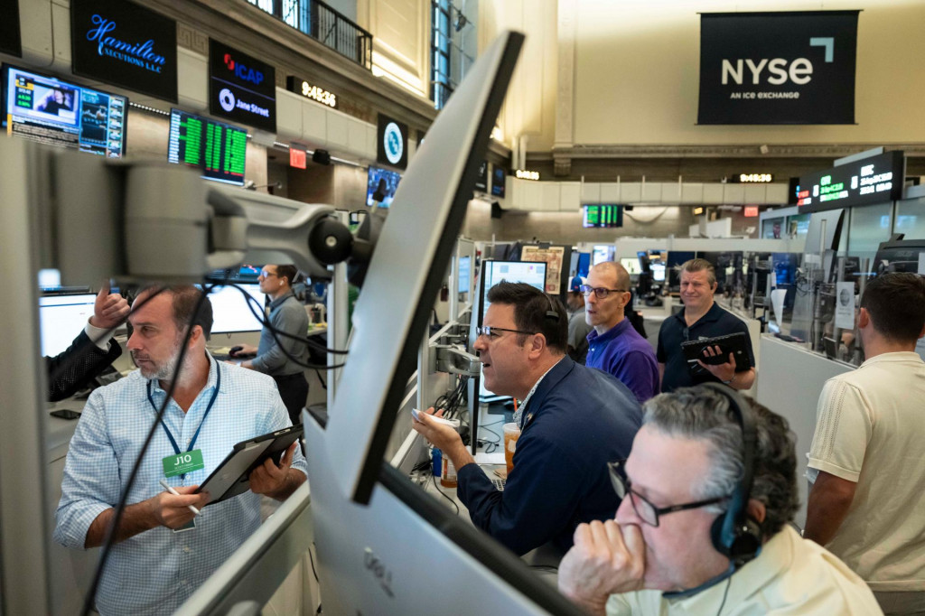 Na sn&iacute;mke burzov&iacute; makl&eacute;ri obchoduj&uacute; na burze cenn&yacute;ch papierov v New Yorku. FOTO TASR/AP
