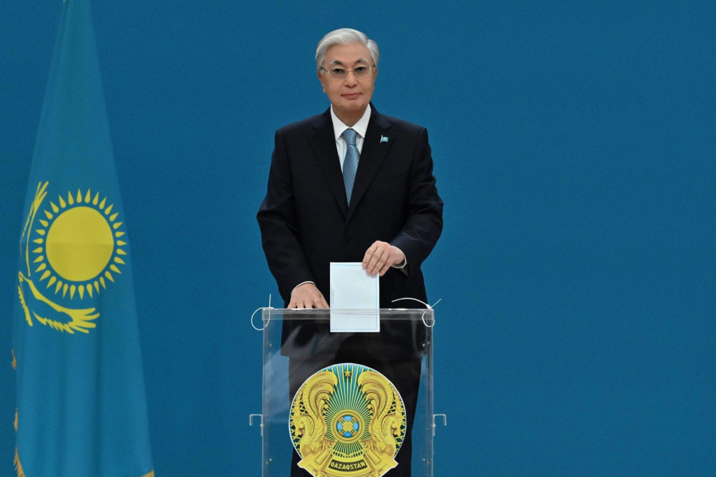 Kaza&scaron;sk&yacute; prezident Kasym-Žomart Tokajev hlasuje vo volebnej miestnosti. FOTO: TASR/AP

