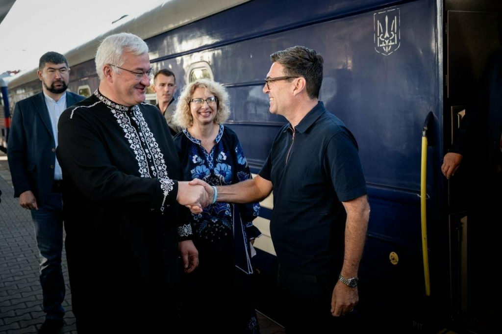 &Scaron;&eacute;f ukrajinskej diplomacie Andrij Sybiha v&iacute;ta britsk&eacute;ho premi&eacute;ra Andyho Burnhama. FOTO: X/Andrii Sybiha