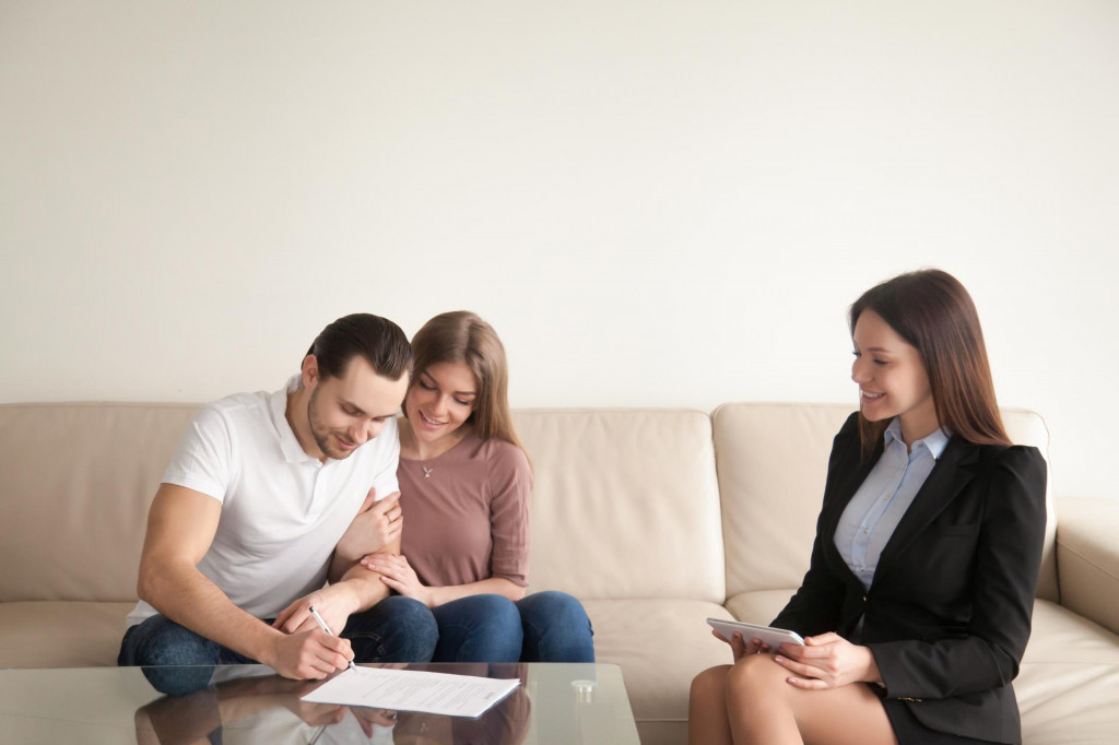Po uzavret&iacute; manželstva bud&uacute; m&ocirc;cť manželia uzavrieť zmluvu o spoločnom iman&iacute; vo forme not&aacute;rskej z&aacute;pisnice. FOTO: Dreamstime