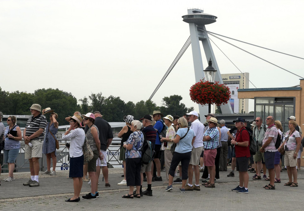 Na arch&iacute;vnej sn&iacute;mke z roku 2018 s&uacute; turisti na n&aacute;brež&iacute; Dunaja. FOTO TASR/&Scaron;. Pu&scaron;k&aacute;&scaron;