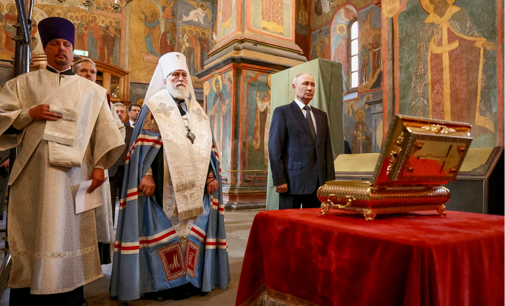 Rusk&yacute; prezident Vladimir Putin si pozrel relikvie rusk&eacute;ho kniežaťa Dmitrija Donsk&eacute;ho pri bohoslužbe v Archanjelskej katedr&aacute;le v Kremli. (20. augusta 2026) FOTO: TASR/AP