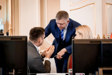 Vl&aacute;da mus&iacute; podľa &Uacute;radu vl&aacute;dy re&scaron;pektovať z&aacute;v&auml;zky Slovenskej republiky vypl&yacute;vaj&uacute;ce z Pl&aacute;nu obnovy a odolnosti Slovenskej republiky, ako ich prijala prech&aacute;dzaj&uacute;ca vl&aacute;da v rokoch 2022 - 2023, a form&aacute;lne ich spln&iacute;. FOTO: &Uacute;rad vl&aacute;dy