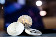 Cena najv&auml;č&scaron;ej kryptomeny bitcoin prv&yacute;kr&aacute;t od polovice m&aacute;ja prekonala hranicu 80-tis&iacute;c USD. FOTO: TASR/DPA