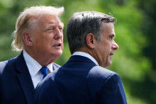 Americk&yacute; prezident Donald Trump a John Ratcliffe, riaditeľ &Uacute;strednej spravodajskej služby (CIA). FOTO: Reuters
